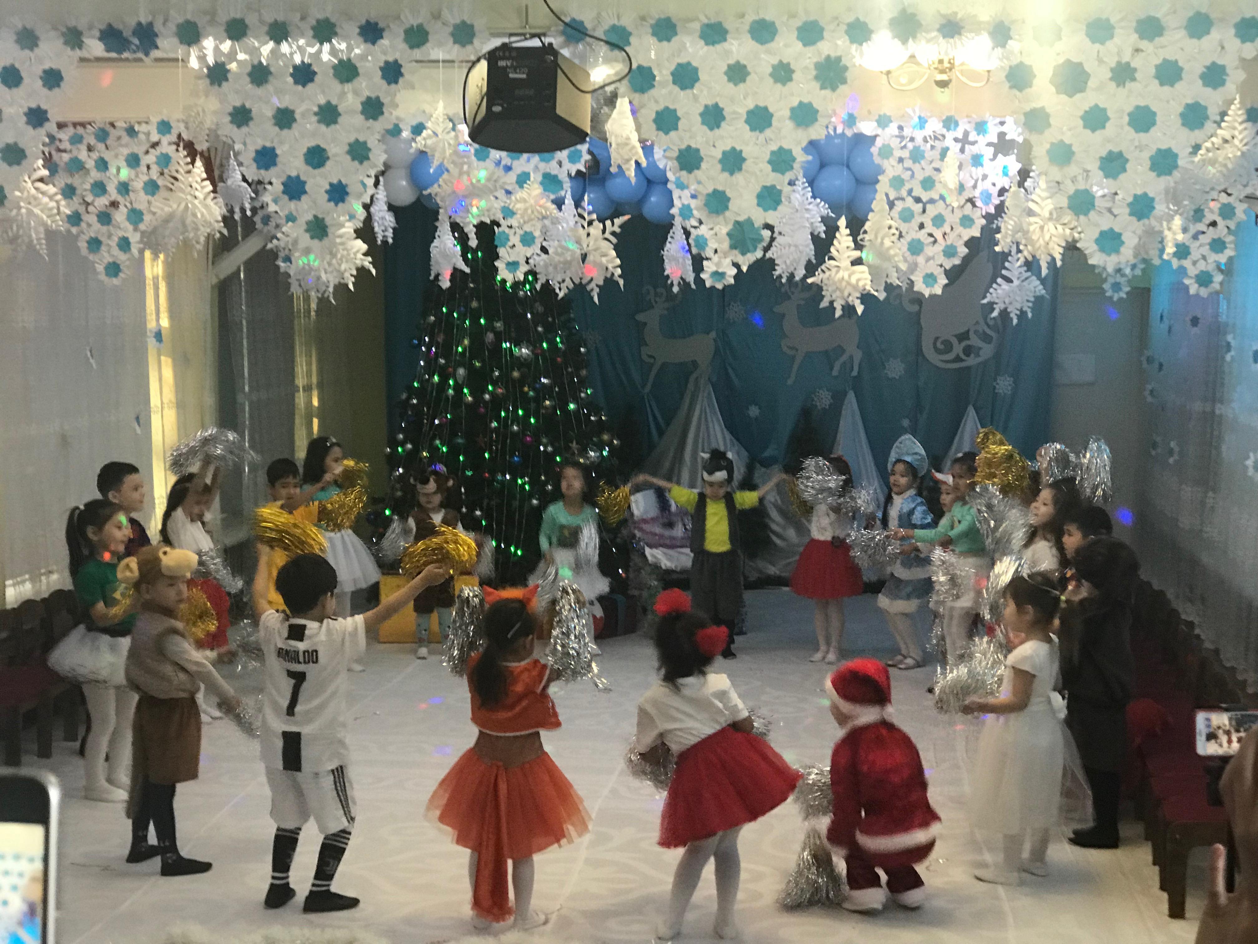 №10 Айгөлек тобы. "Жасыл шырша жанында!"