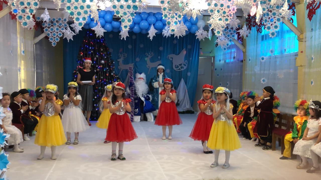 №8 Көгершін тобы. "Жарқыра, жасыл шырша"!