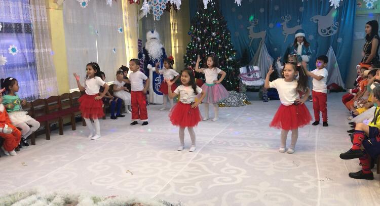 №10 Айгөлек тобы. "Жасыл шырша жанында!"