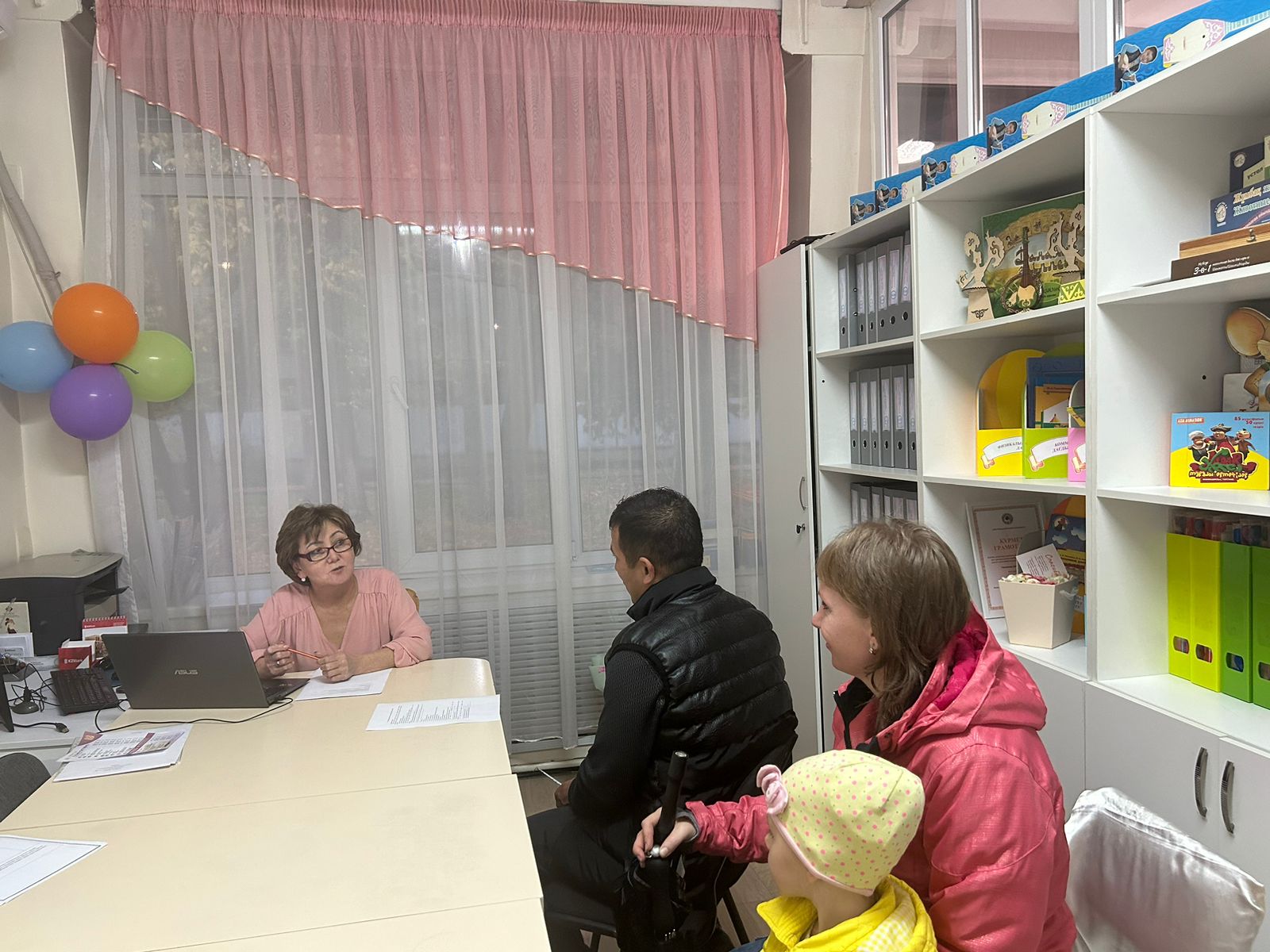 Ата-аналарға әдіскердің оқу-тәрбие үдерісі туралы кеңес беру сәтінен